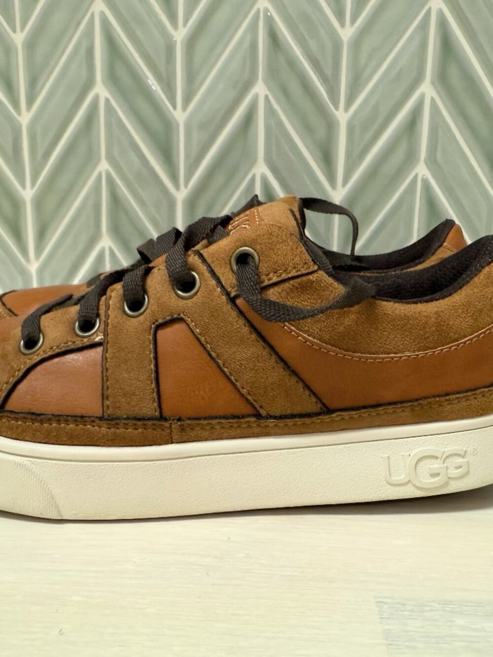 Boys UGG Marcus Sneaker Brown Leather and Suede size 4